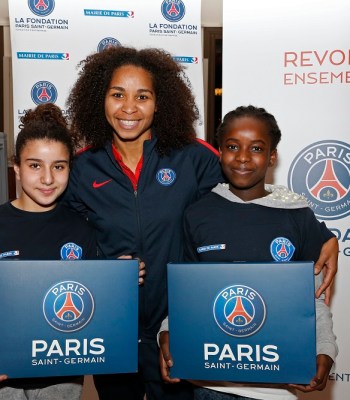 Une vingtaine de filles âgées de 10 à 13 ans a participé à la cérémonie de lancement du programme annuel Allez les Filles, réalisé en partenariat avec la Mairie de Paris, ce mercredi 11 janvier à Bougival, aux côtés de l’équipe féminine du Paris Saint-Germain.