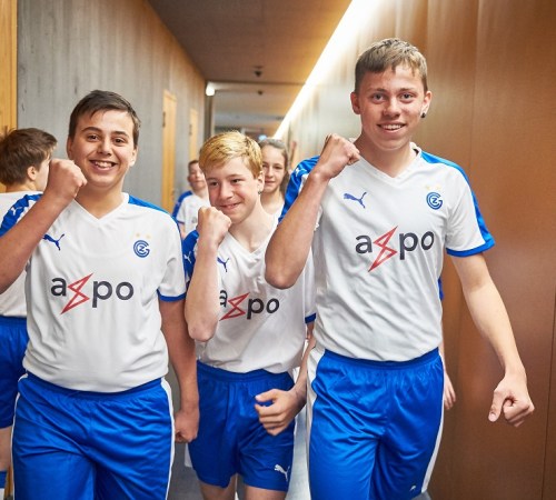 Kinder und Jugendliche mit Behinderung des Axpo PluSport Fussballteams in den Garderoben vor dem Super League Fussballspiel zwischen dem Grasshopper Club Zuerich und des FC Lugano, aufgenommen am Sonntag, 30. April 2017 im Stadion Letzigrund in Zuerich.
(KEYSTONE/Michael Buholzer)