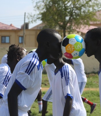 Écoles de fun football (« Open Fun Football Schools », OFFS) : jouer pour la paix