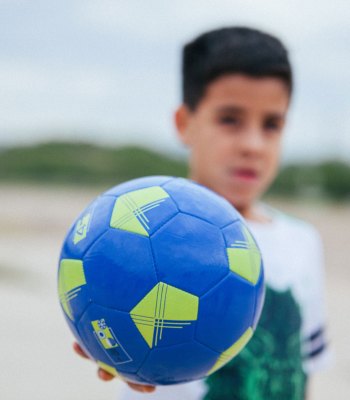 La Fondation UEFA pour l’enfance propose des activités sportives et pédagogiques à des jeunes au Mexique