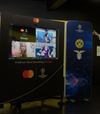 Des enfants rencontrent virtuellement des joueurs vedettes de l’UEFA Champions League avant le coup d’envoi