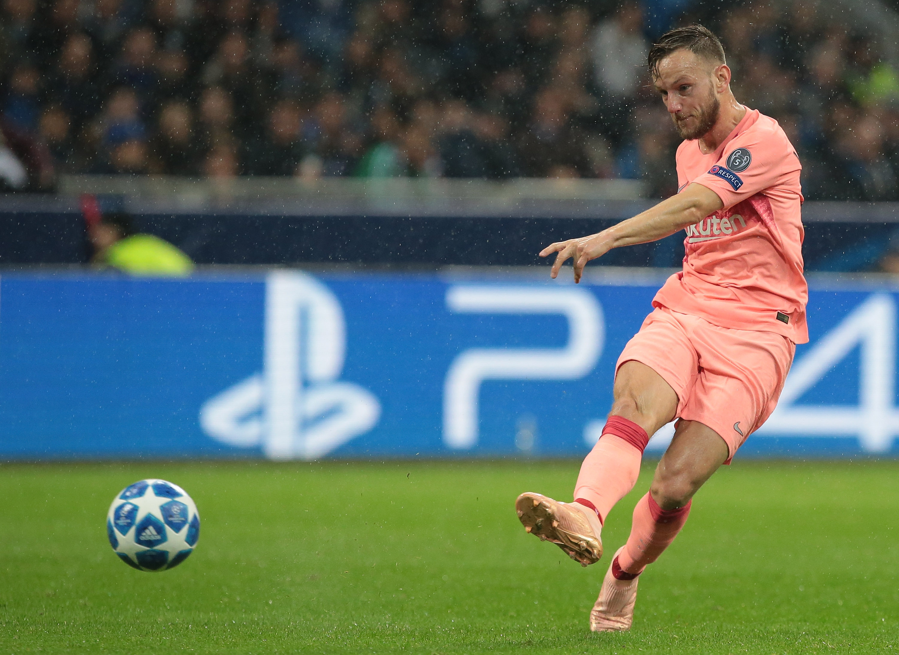 MILAN, ITALY - NOVEMBER 06:  Ivan Rakitic of FC Barcelona kicks the ball during the Group B match of the UEFA Champions League between FC Internazionale and FC Barcelona at San Siro Stadium on November 6, 2018 in Milan, Italy.  (Photo by Emilio Andreoli/Getty Images)