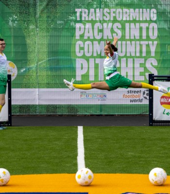 Walkers RePlay inaugure un terrain à Leicester construit à partir d’emballages de chips recyclés