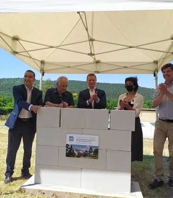 Sport dans la Ville a posé la première pierre de son centre de vacances et de formation au Poët-Laval (26)