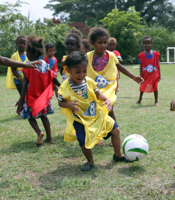 Tous sur le terrain : les filles jouent aussi