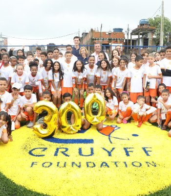 La Fondation Johan Cruyff, la Fondation Pelé et la Fondation UEFA pour l’enfance collaborent pour créer un lieu pour jouer en toute sécurité, à Santos