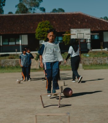 Éducation inclusive basée sur le football pour les enfants en situation de handicap