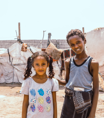 Préserver le bien-être des enfants dans les camps de personnes déplacées au Yémen grâce au jeu et au sport