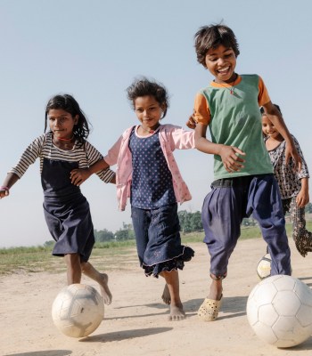 Entrainement des filles d'Atoot. Photo extraite d'un reportage sur Atoot, équipe de foot feminine au Népal, pour Slate.fr et le centre de journalisme européen. Photo Robin Tutenges, au Népal le 01/06/2023