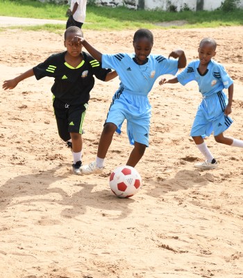 Football pour les filles à l’école primaire et protection des enfants