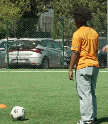 Eugénie Le Sommer, ambassadrice de la Fondation UEFA pour l’enfance, inspire les jeunes du campus de Sport dans la Ville, à Lyon