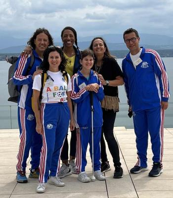 Célébrer 10 ans d’inclusion : Le parcours de Loukia avec A Ball For All (Un Ballon Pour Tous)
