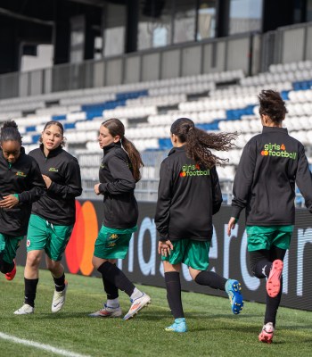 Mastercard lance Girls4Football en Suisse – un programme destiné aux jeunes footballeuses âgées de 6 à 16 ans