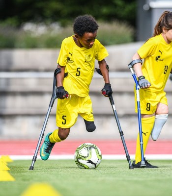 Camps de football junior pour amputés Autonomiser les enfants et les jeunes grâce au sport