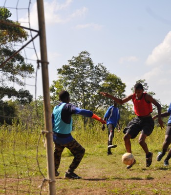 Football pour enfants et adolescents issus de communautés défavorisées